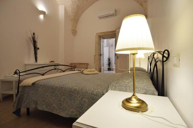 Camera matrimoniale con lampada da comodino e soffitto a volta