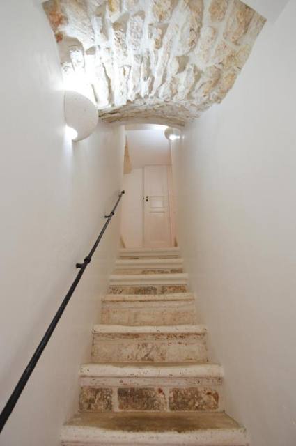 Scala interna con volta in pietra