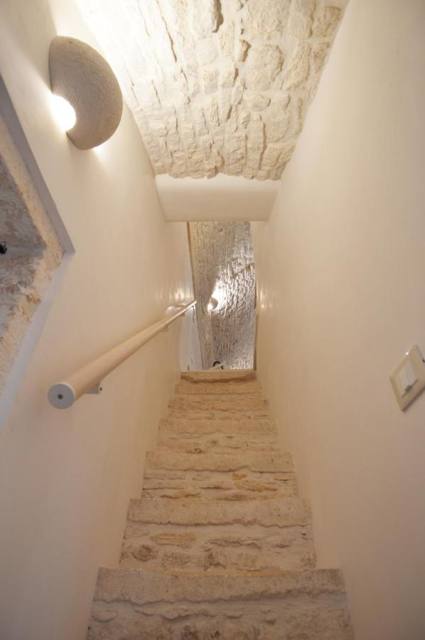 Scala interna con corrimano e volta in pietra