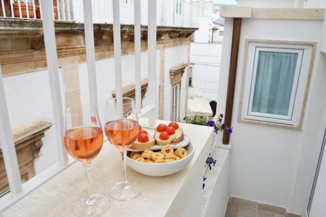 Aperitivo sul balcone con vista sui palazzi storici