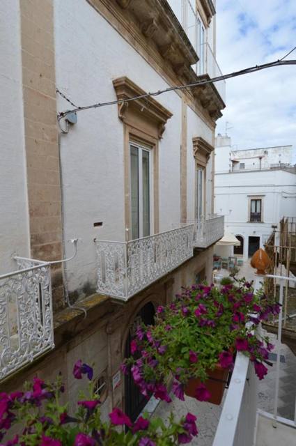 Via del centro storico con balconi fioriti