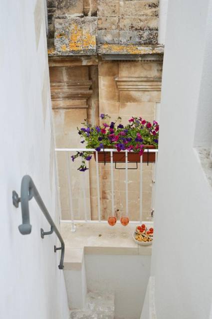 Scala esterna verso il balcone fiorito
