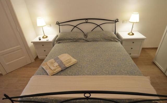 Letto matrimoniale con asciugamani pronti per gli ospiti