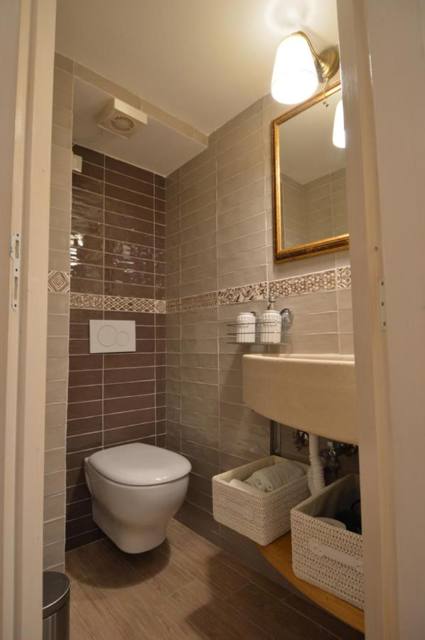 Bagno privato con lavabo e specchio
