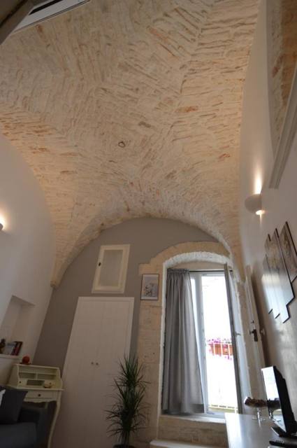 Camera con soffitto a volta e finestra