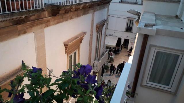 Vista dall'alto sulla via del centro storico tra i fiori