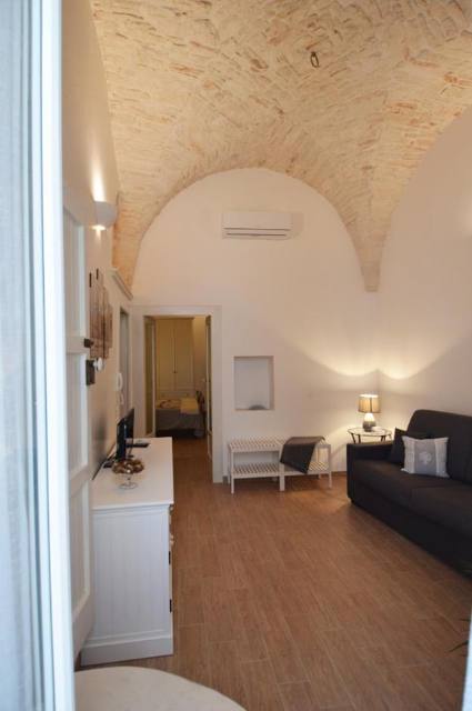 Camera divano-letto con soffitto a volta