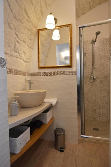 Bagno con doccia e lavabo a bacinella