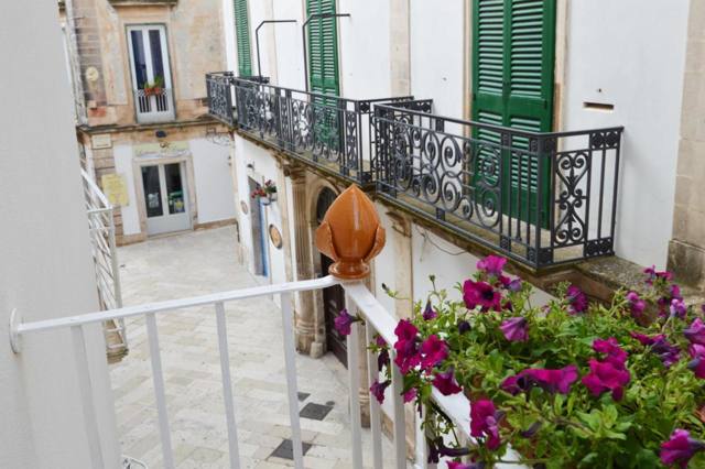 Balcone fiorito sulla via del centro storico