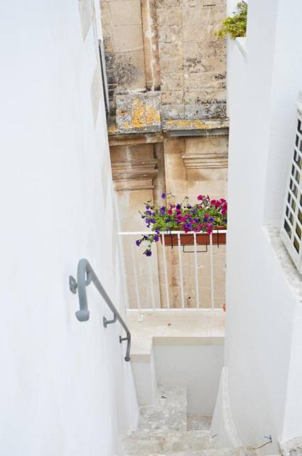 Scala verso il balcone con fiori