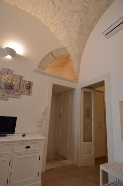 Ingresso con arco e mobile con TV
