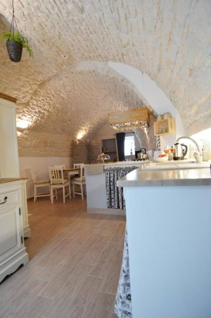 Cucina e zona pranzo sotto la volta in pietra