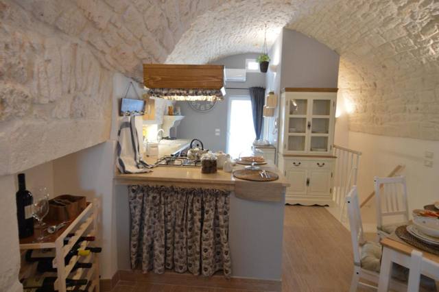 Cucina con dispensa e cantinetta per vini