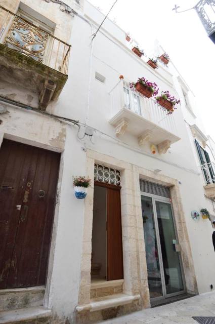 Facciata e ingresso della casa nel centro storico
