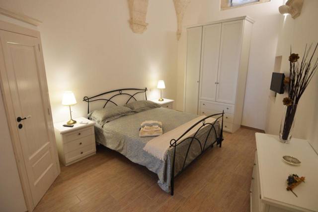 Camera matrimoniale con letto in ferro battuto