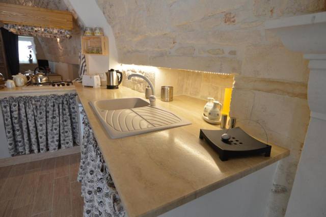 Piano cucina in pietra con lavello