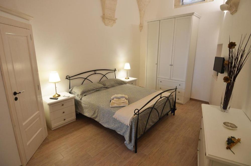 Camera Matrimoniale con letto in ferro battuto e comodini