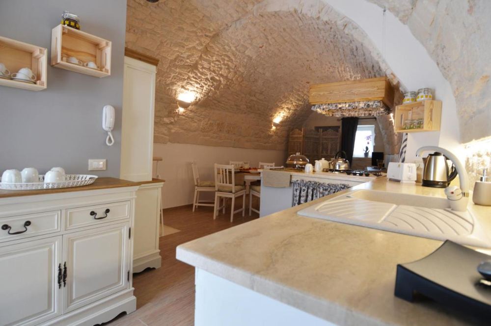 Zona giorno con cucina e volta in pietra